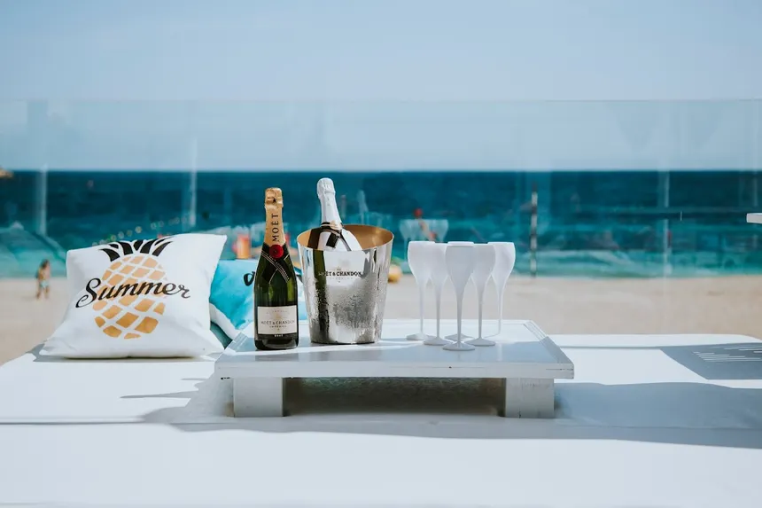 Oceans — cena frente al mar